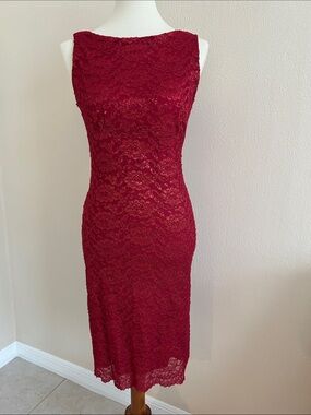 Alyn Paige Sleeveless Lace Midi Dress in Burgundy